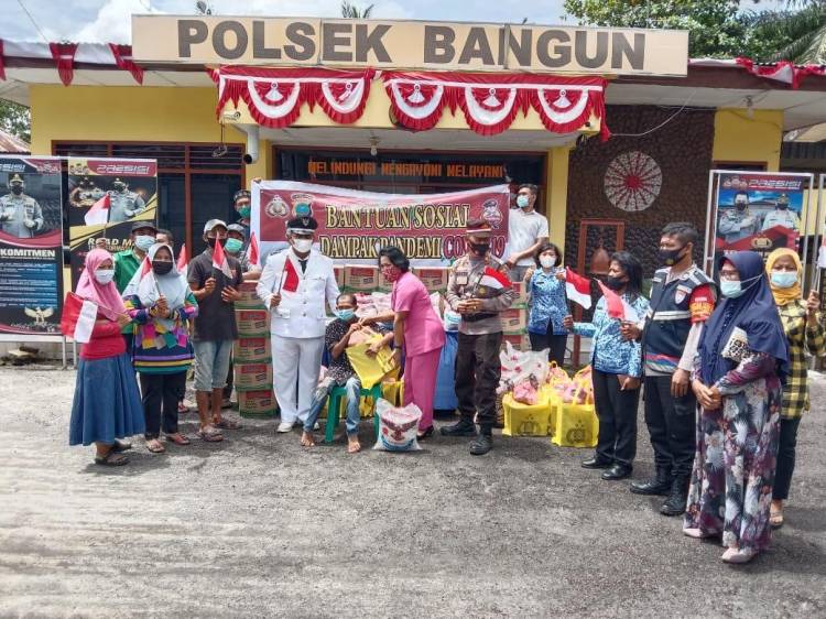 Kapolsek Bangun Salurkan Bansos Kapolda Sumut Kepada Warga Terdampak Covid 19
