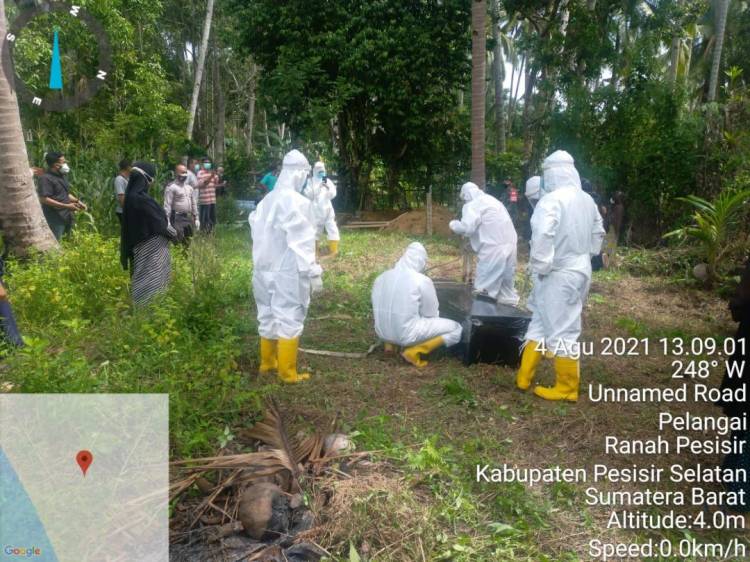 Babinsa Koramil 02/Ranah Pesisir Dampingi Pemakaman Warga Positif Covid-19