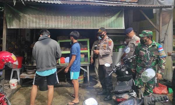 Brimob Polda Sumut Sampaikan Himbauan Prokes Terkait PPKM di Titi Rantai