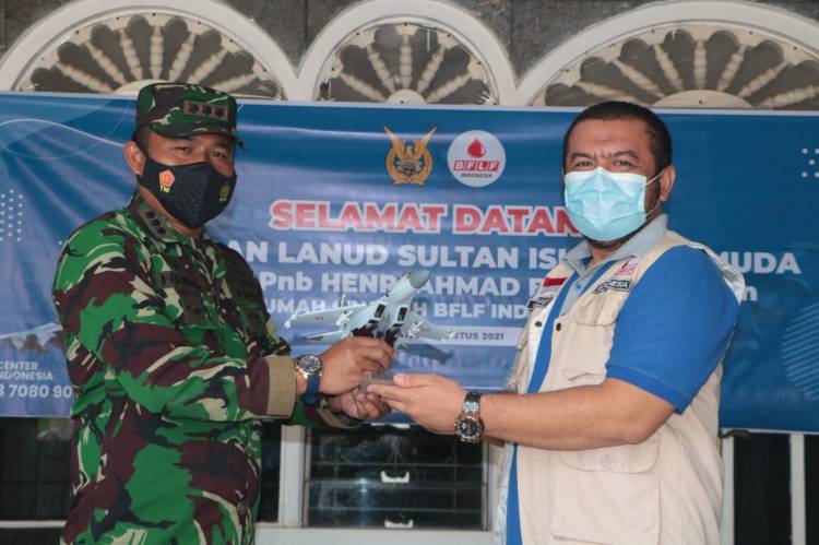 Lanud SIM Bagikan Sembako dan Masker Gratis pada BFLF