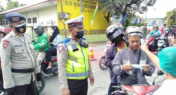 Personil Brimob Polda Sumut Sampaikan Himbauan Prokes di Pos Penyekatan Delitua