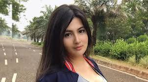 Pakai Tank Top Ketat, Belahan Dada Diana Dee Starlight Ngintip