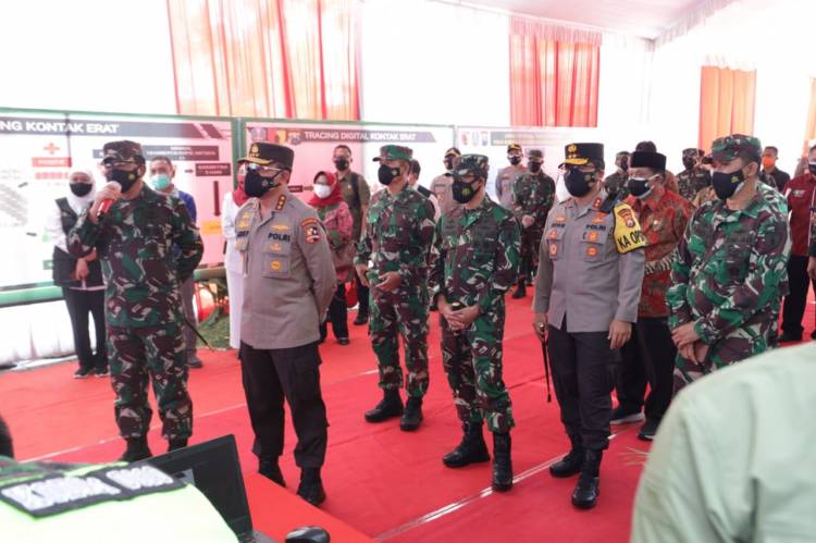 Panglima TNI Apresiasi Kolaborasi Tim Nakes, Babinsa dan Bhabinkamtibmas Saat Kunjungan di Jatim*