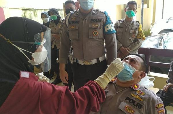 Cegah Covid 19, Polsek Medan Helvetia Swab Test Seluruh Personil