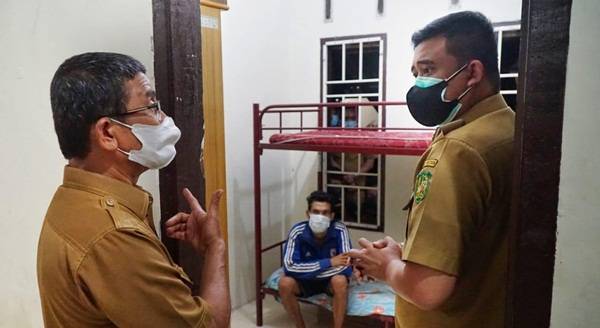 Bobby Fasilitasi Keinginan Warga di Bawah Jembatan untuk Pulang Ke Kampung Halaman