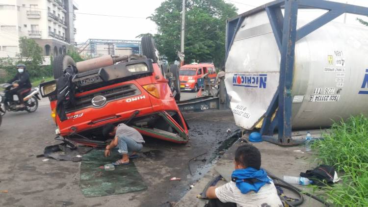 Treler Pengangkut Minyak Makan Terbalik, Gimana Arus Lalu Lintas ?
