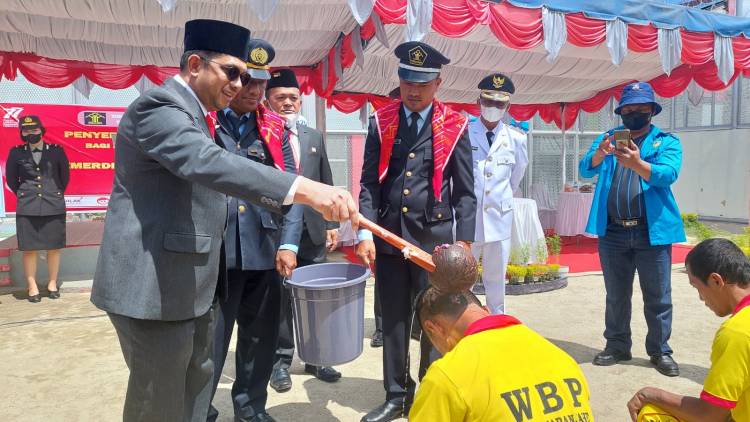 Warga Binaan Rutan Kabanjahe Dapat Penyiraman Air Suci Di Hari Kemerdekaan RI Ke-77