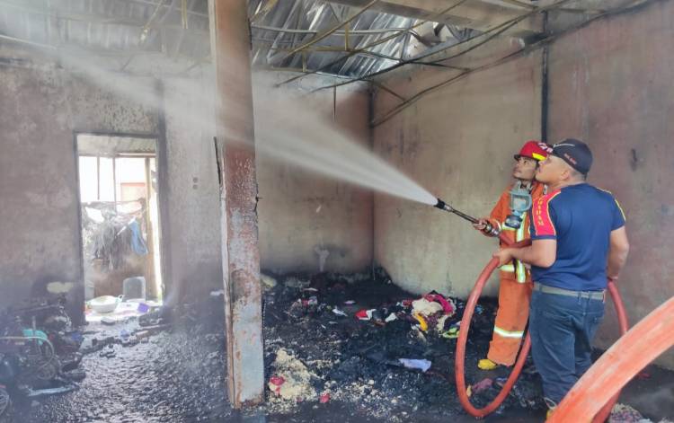 Dua Unit Septor dan Rumah Hangus Terbakar