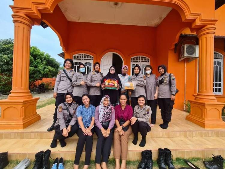 Sebagai Wujud Kepedulian, Polwan Polres Labuhanbatu Gelar Anjangsana Purnawirawan