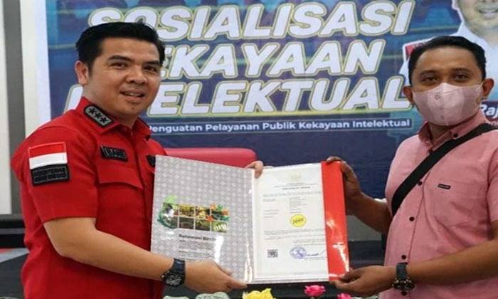 Staf Khusus Menkumham, Bane Raja Manalu Serahkan Sertifikat Merek UMKM Bandrek Joeli