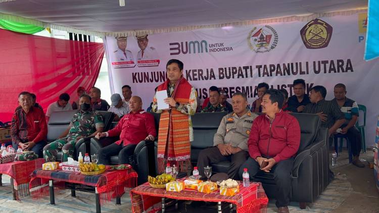 Plh General Manager PLN UIW Sumatera Utara, Eko Prihandana, menyampaikan sambutan peresmian listrik desa di Taput, Minggu (14/8/2022)