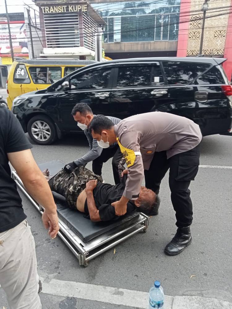 Bhabinkamtibmas Polsek Medan Baru Evakuasi Warga Kurang Mampu yang Sakit ke Rumah Sakit