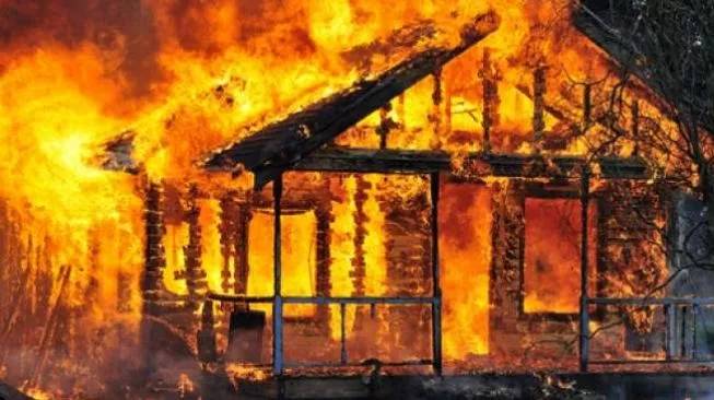 Pasutri Pedagang Bensin Diamuk Api, Rumah Ludes