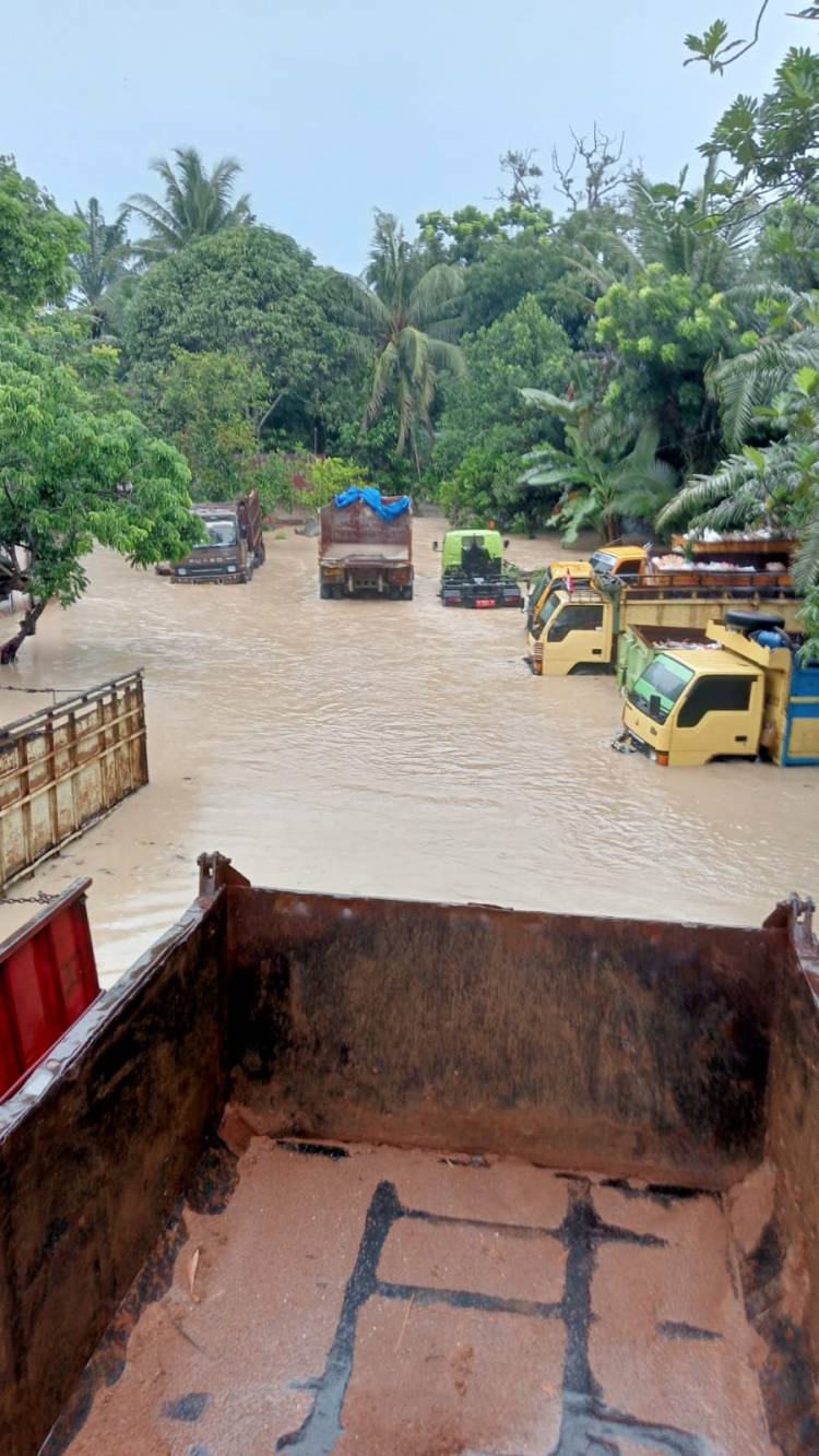 Di Guyur Hujan  Sejak Tengah Malam Puluhan Truk Terendam Banjir di Galang