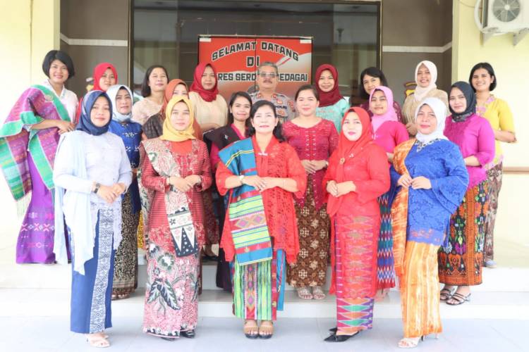 Tak Ketinggalan Polwan Sergai Meriahkan Parade Berkebayak Nusantara Goes To UNISCO di Medan