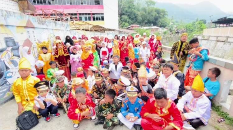 Meriah..., Ratusan Pelajar Alam Talago Sawahlunto Pawai Alegoris HUT RI ke-77