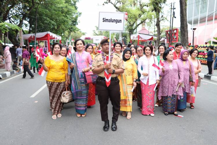 Bhayangkari Bersama Polwan Polres Simalungun Ikut Parade Kebaya Nasional Menuju UNESCO di Lap.Benteng