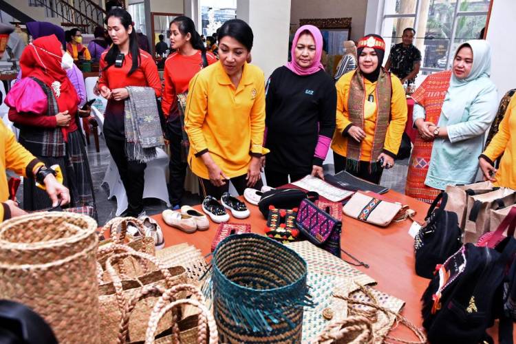 Tertarik Dengan Keindahannya, Ketum Dharma Pertiwi Hetty Andika Perkasa Borong Kerajinan Sumut