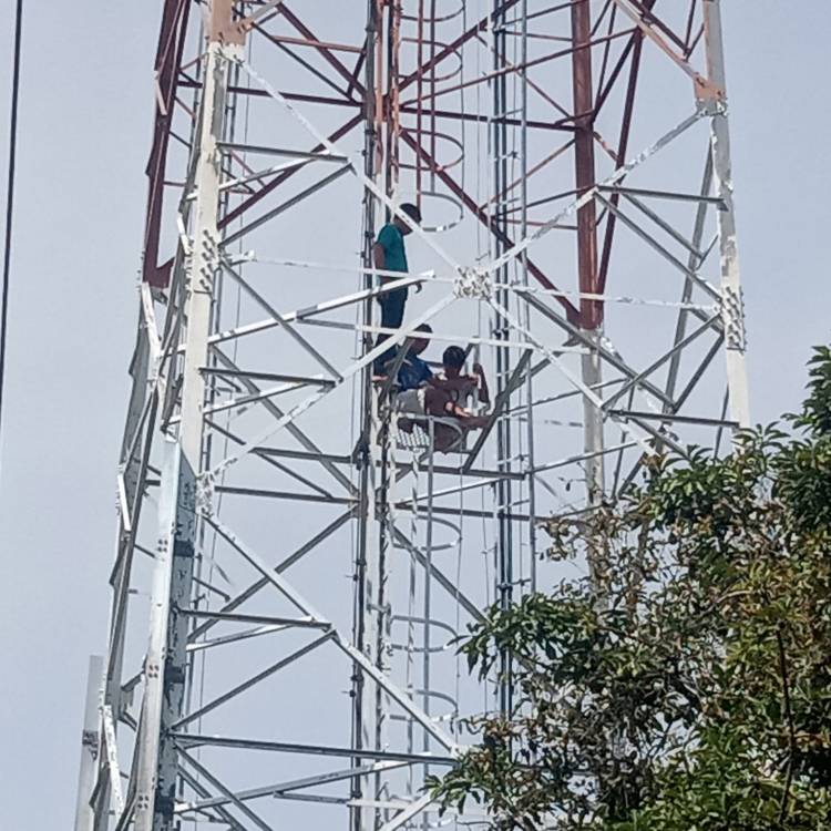 Personel Polsek Panei Tonga  Berhasil Membujuk ODGJ Turun Dari Tower 72 Meter