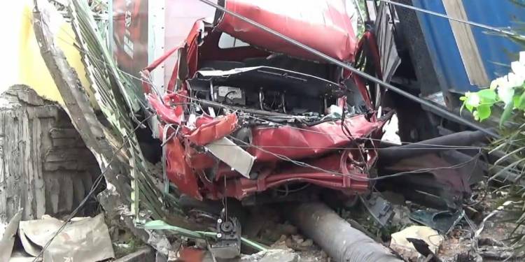 Duar Lakalantas Terjadi Akibatkan Sebuah Mobil Box dan Delapan Sepeda Motor Ringsek