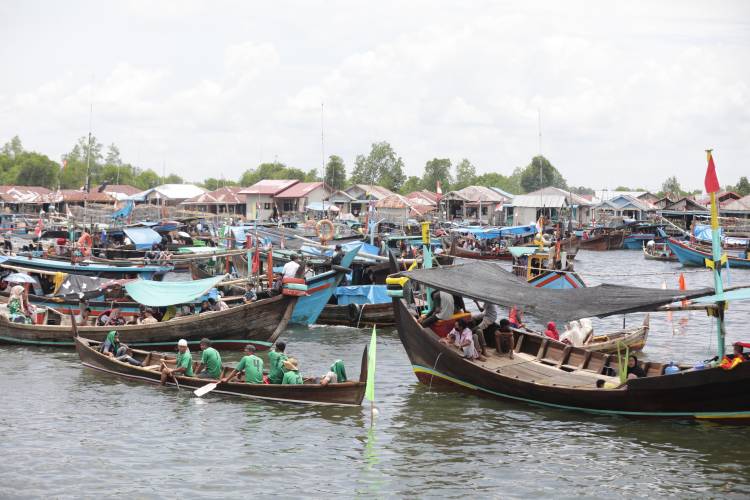 Lomba Sampan Tradisional KNPI Teluk Aru Meriah