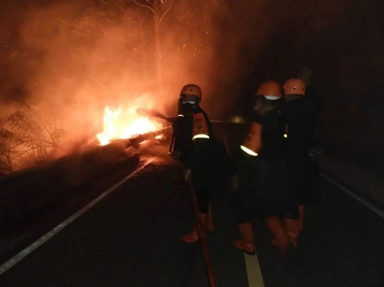 Kebakaran di Kawasan Sianjur Mulamula, Brimob Batalyon B Sumut Bersinergi dengan Unsur Terkait Padamkan Api