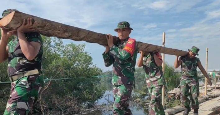 Karena Terputus, Personil Kodim 0201/Medan Bekerja Sama Bangun Jembatan Paluh Merbau