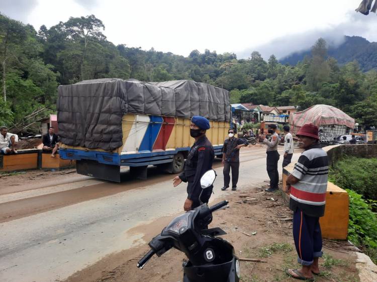 Batalyon B Respon Cepat Evakuasi dan Pengamanan Jalur Longsor di Kecamatan Lumban Julu