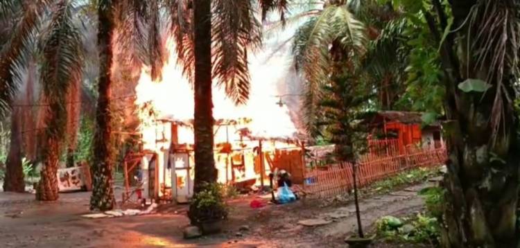 Petugas Gabungan Polrestabes Medan Bakar Lapak Judi Sky Garden