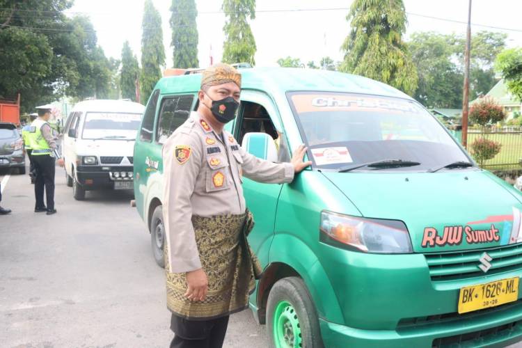 Kapolres Sergai Bagi-Bagi 500 Stiker Merah Putih Kepada Warga Pengguna Jalan