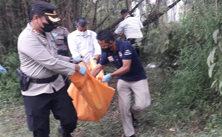 Mayat Mrs X Di Temukan Membusuk Di Bawah Pohon Beringin