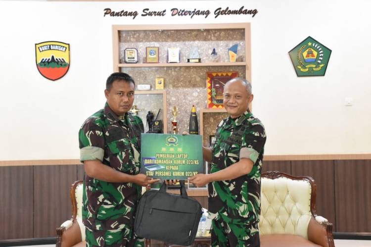 Danrem 023/KS Serahkan Laptop