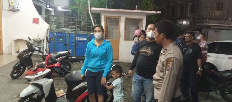Terekam CCTV, 2 Maling Congkel Jok Sepeda Motor Istri Anggota TNI