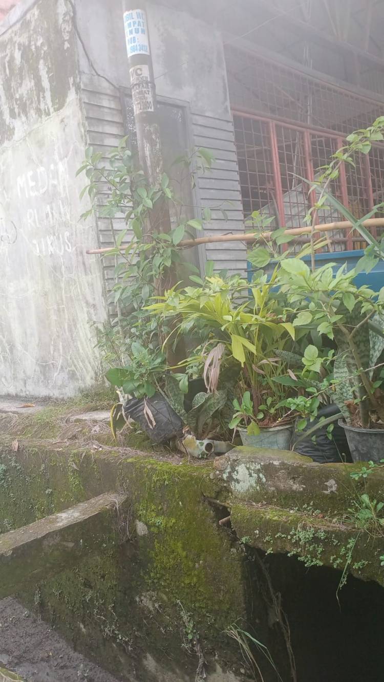 Warga Protes, Perawatan Saluran Drainase di Simpang Selayang Terkesan Asal-asalan