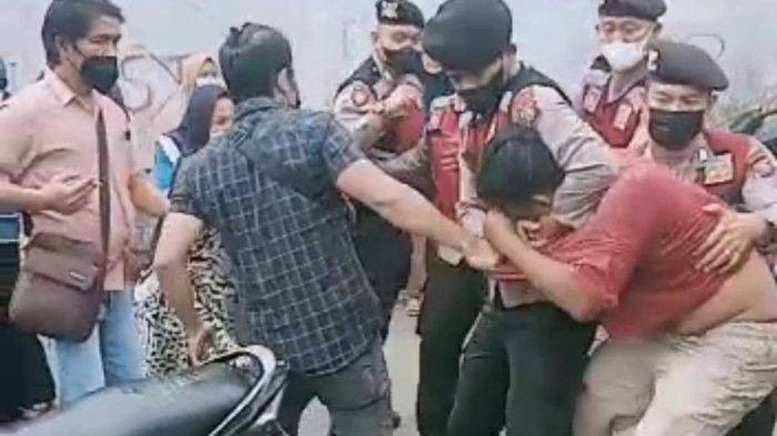Eksekusi Lapangan Bola di Kota Bangun Ricuh