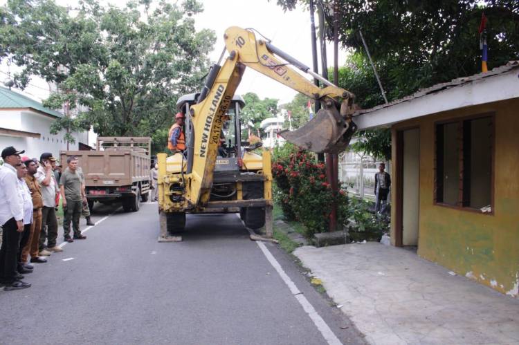 Bangunan Liar Berdiri Di Atas Drainase Di Bongkar Bongkar Tim Gabungan Satpol PP Medan