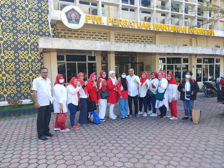 Ketua PWI Sumut Lepas Rombongan Family Gathering IKWI ke Pantai Sergai