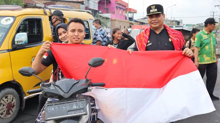 Melintas Kl Yos Sudarso,  di Beri Camat Bendera Kemerdekaan RI