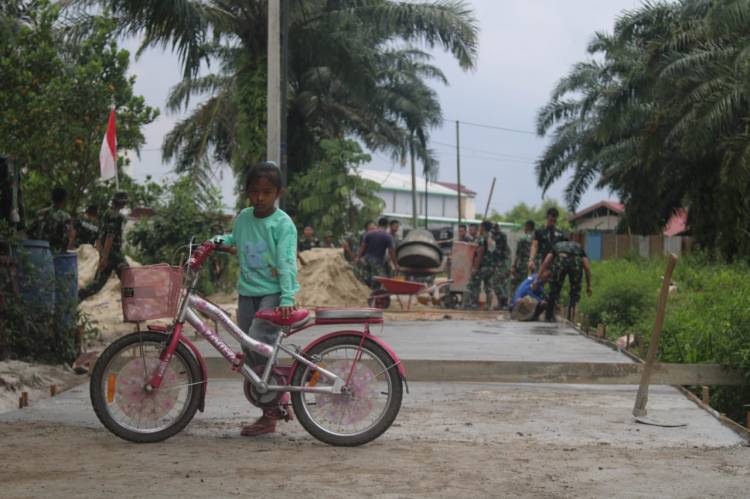 Sepeda Anak Pakde Prahara Nikmati Mulus Jalan Bunga Tombak