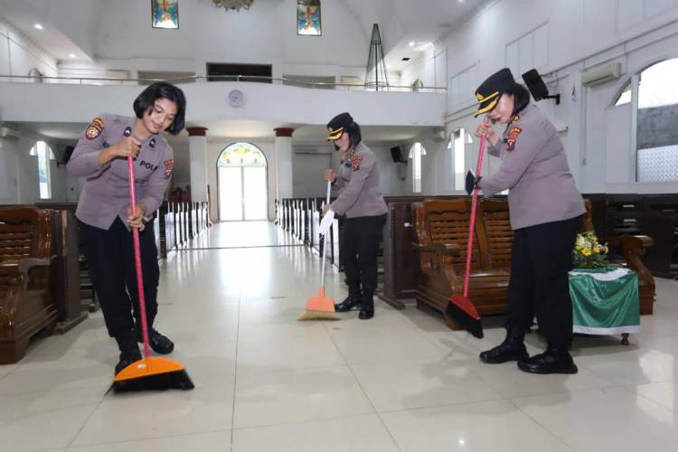 Peringati HUT Polwan RI ke 74, Polwan Polda Sumut Gelar Bakti Religi ke Rumah Ibadah