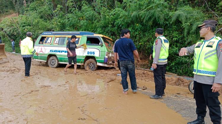 Hati-hati...! Jalur Lintas Sumatera - Tarutung Longsor