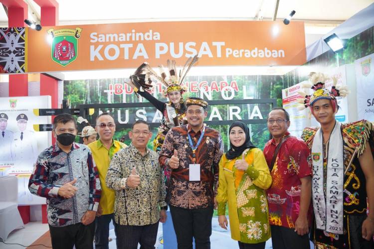 Bobby Nasution Tinjau Stand UMKM Medan di APEKSI Padang