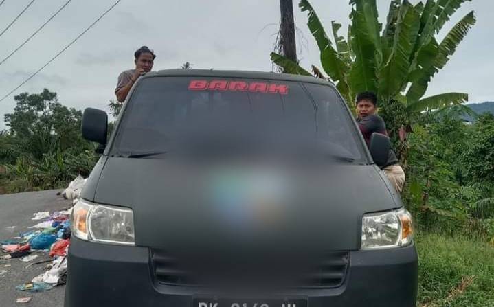 Mobil Pembuang Sampah Diduga Dibiarkan DLH Labuhanbatu, Berbeda dengan Nasib Abeng