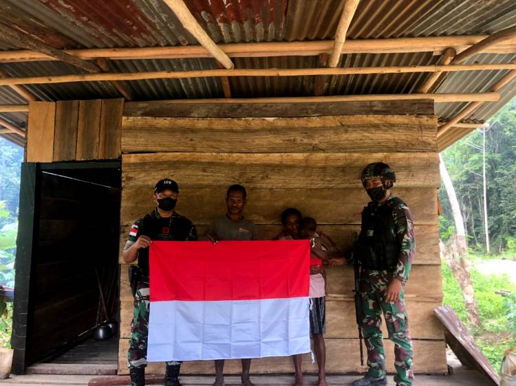 Satgas Yonif 126/KC Bagikan Bendera Merah Putih pada Masyarakqt Perbatsan Papua