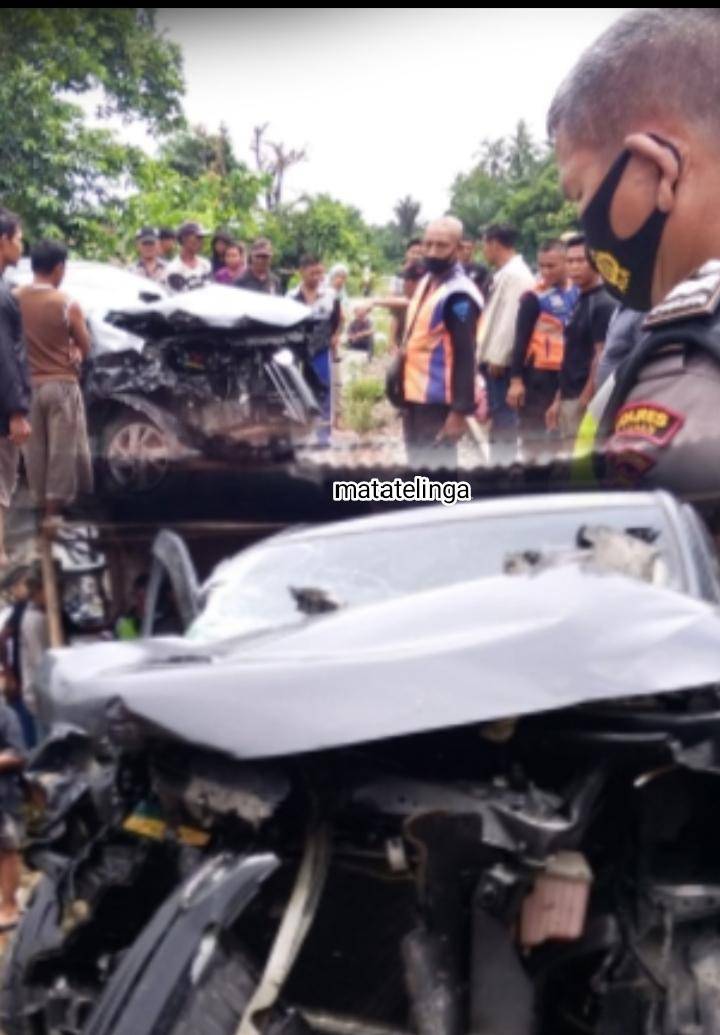 KA Sri Bilah Hantam Avanza Di Perlintasan Dua Tewas