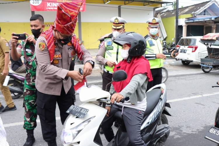 Bangkitkan Jiwa Nasionalisme, Polresta Deli Serdang Bagikan Bendera Merah Putih