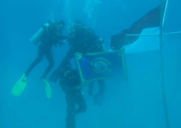 Lanal Nias Kibarkan Bendera Merah Putih di Bawah Laut