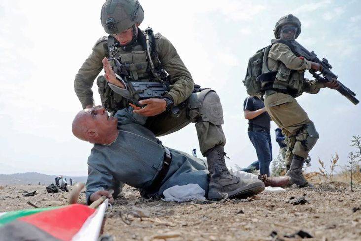 Tak Manusiawi Empat Tentara Israel Pukuli Dua Warga Palestina, Videonya Pun Sontak Viral