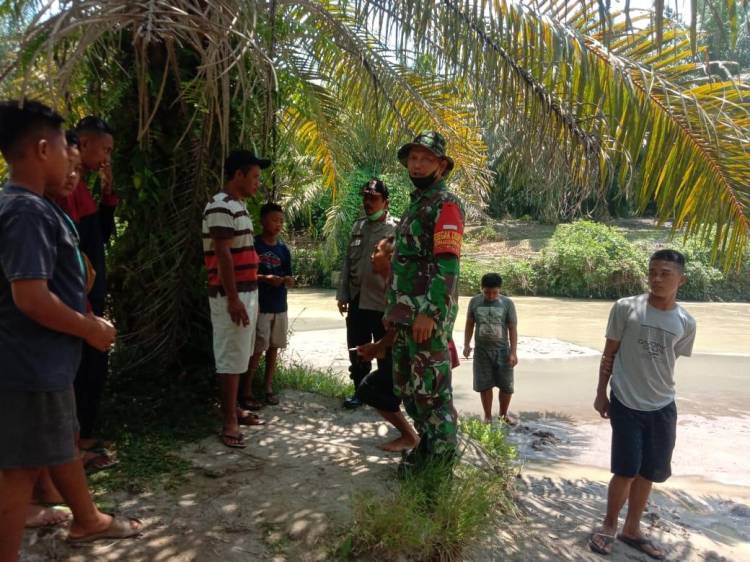 Personel Polsek Tanah Jawa Dibantu Warga Sigap Evakuasi Korban Hanyut