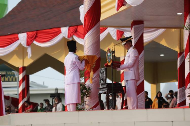 Musa Rajekshah Pimpin Upacara Penurunan Bendera HUT ke-77 RI